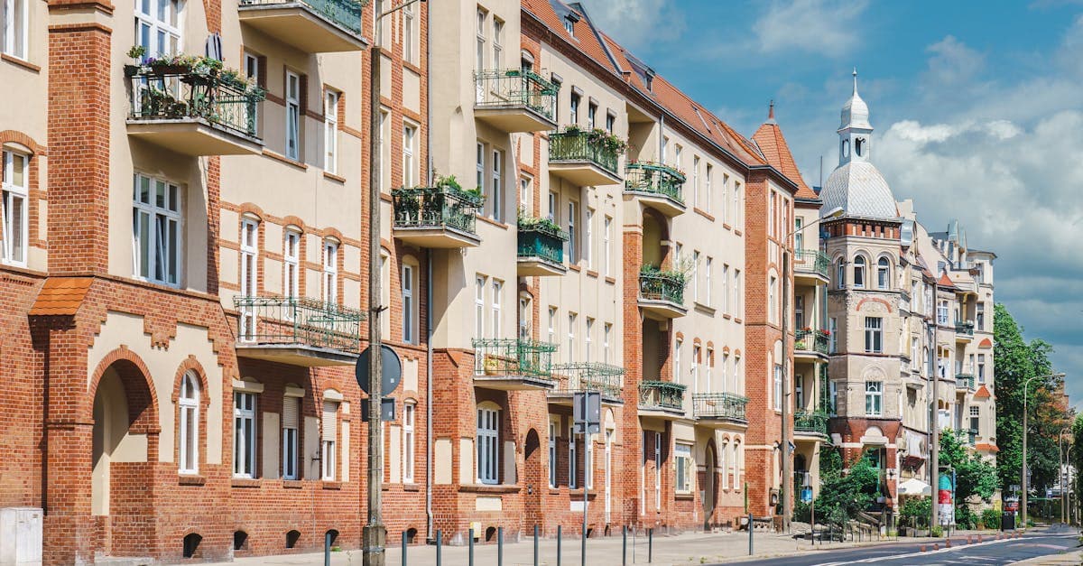 Cover Image for Navigating the Market: Essential Steps to Find the Best Real Estate Agent